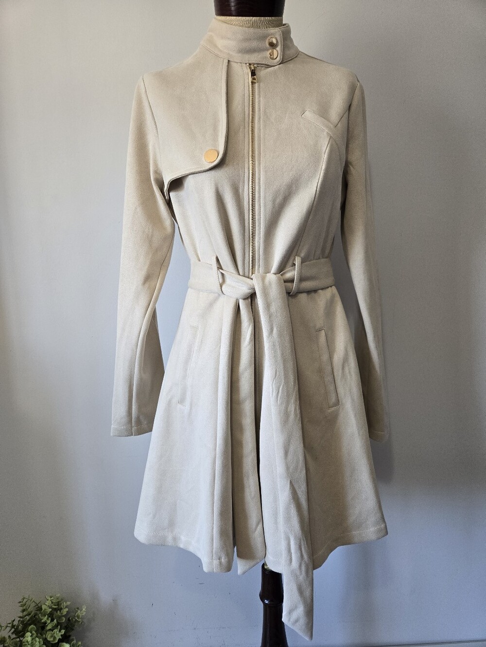 Windsor Soft Cream Belted Stand-Collar Trench Coat. Size Medium